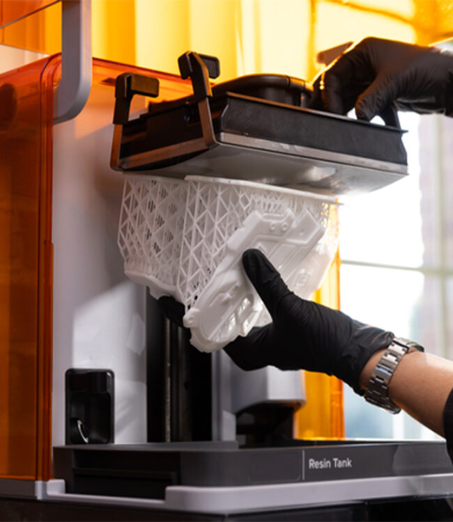 Retrait de pièces imprimées sur la plateforme de la Formlabs Form Studio 1